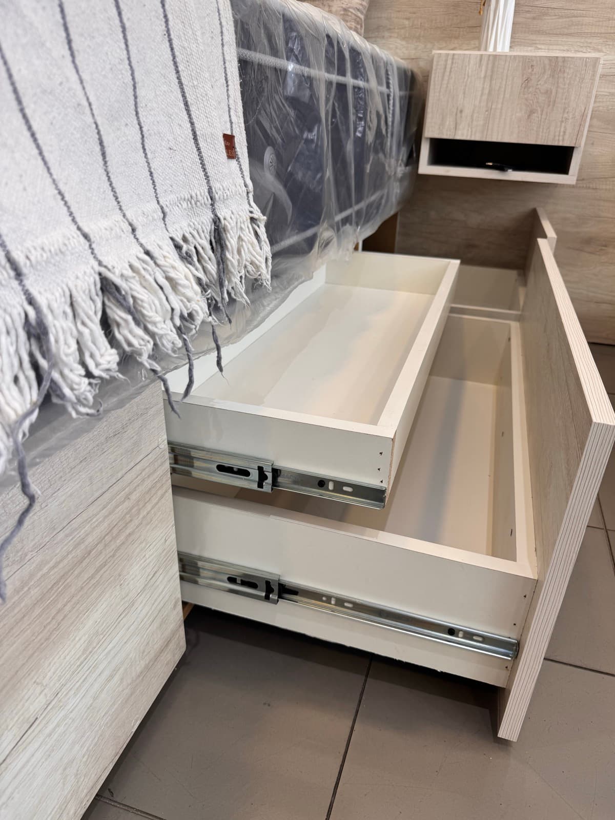 Base Box Génesis con cajones abiertos en showroom