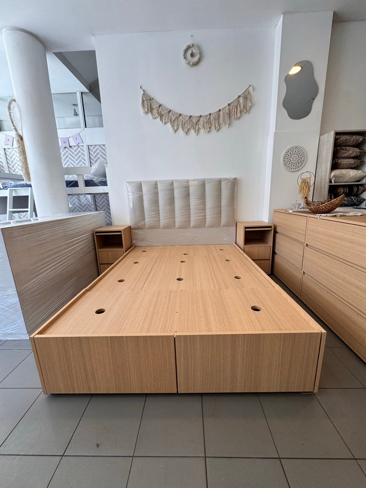 Base Box Premium en dormitorio decorado