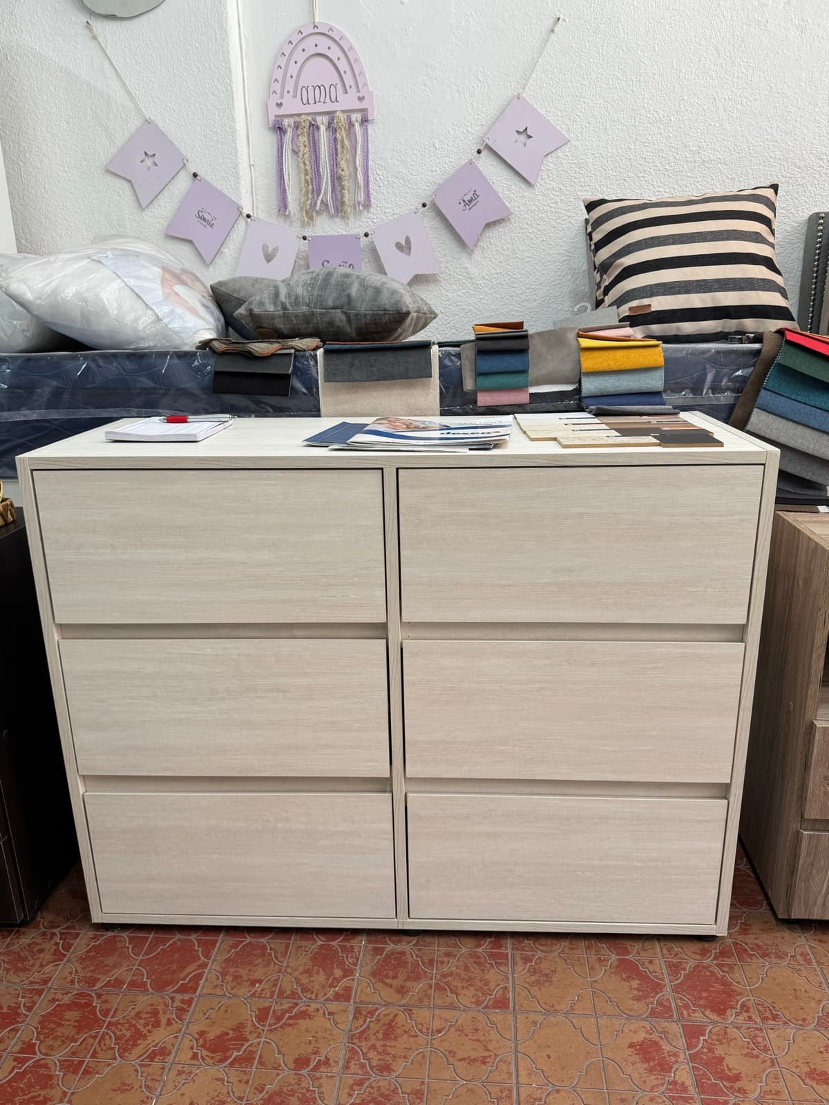 Cómoda Cajonera color claro showroom