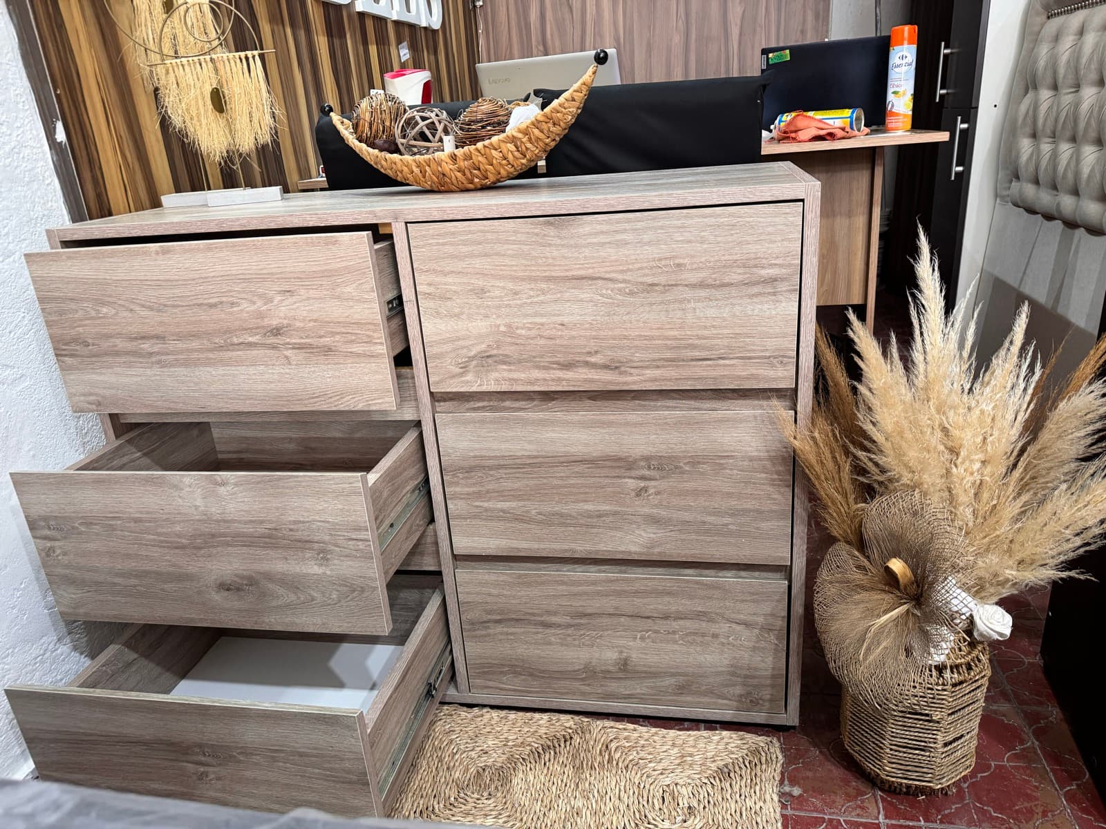 Cómoda Cajonera cajones abiertos