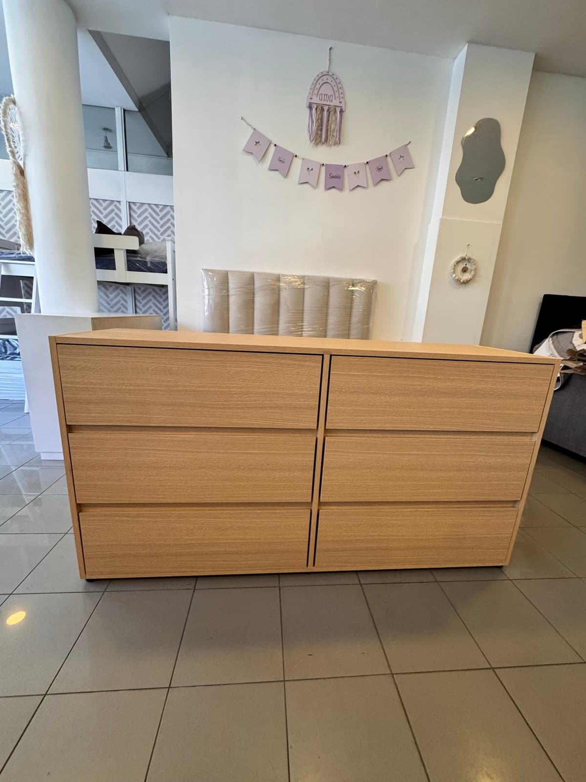 Cómoda Cajonera color natural en ambiente