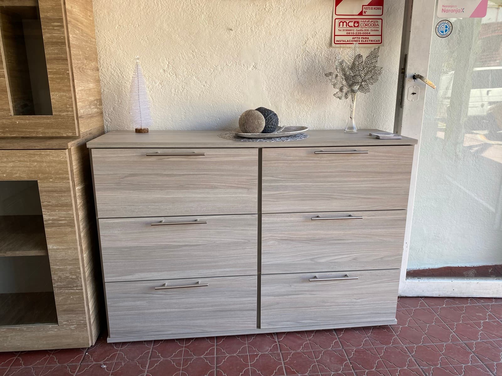 Cómoda Grecia cajones abiertos