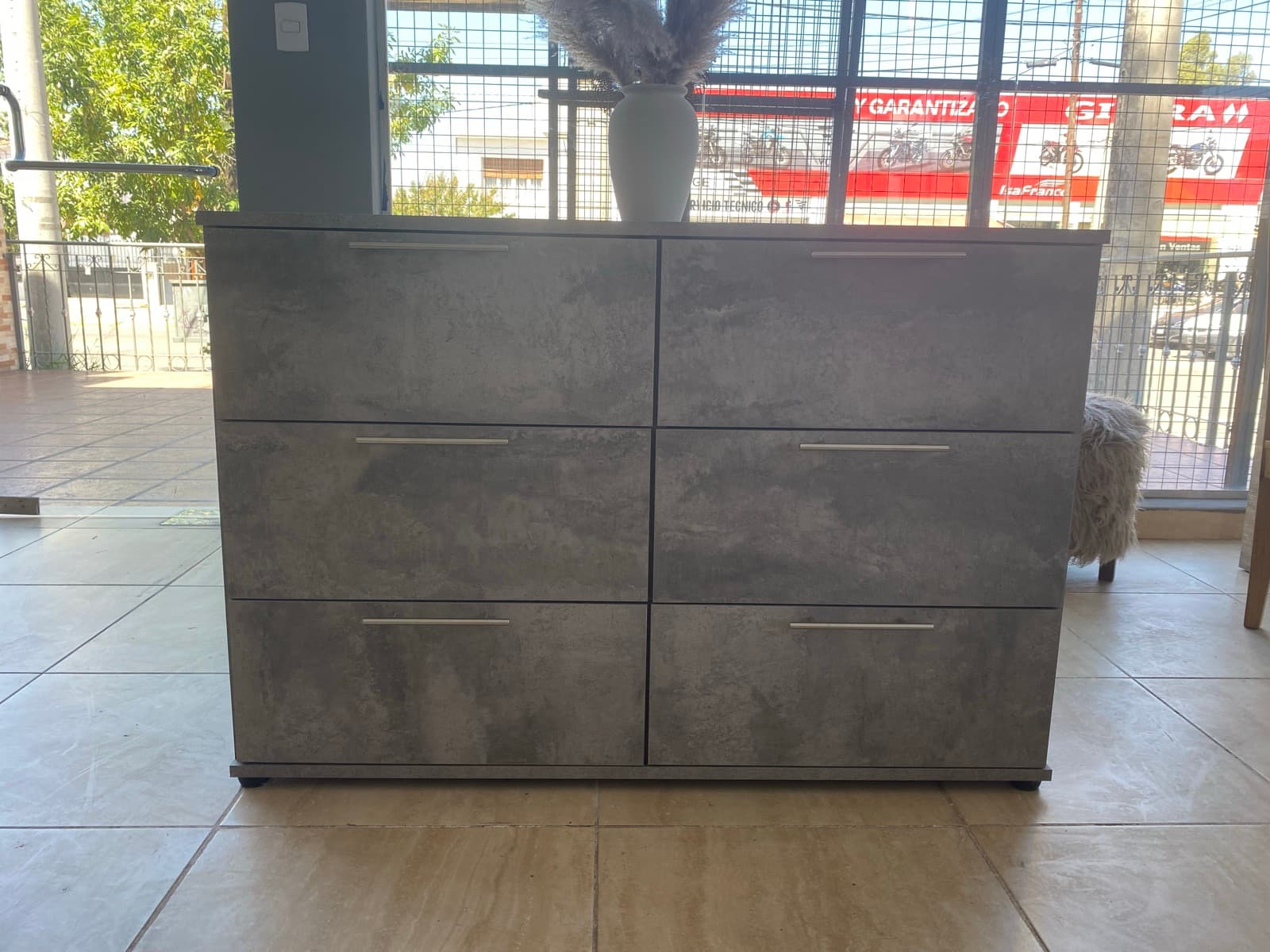 Cómoda Grecia en dormitorio