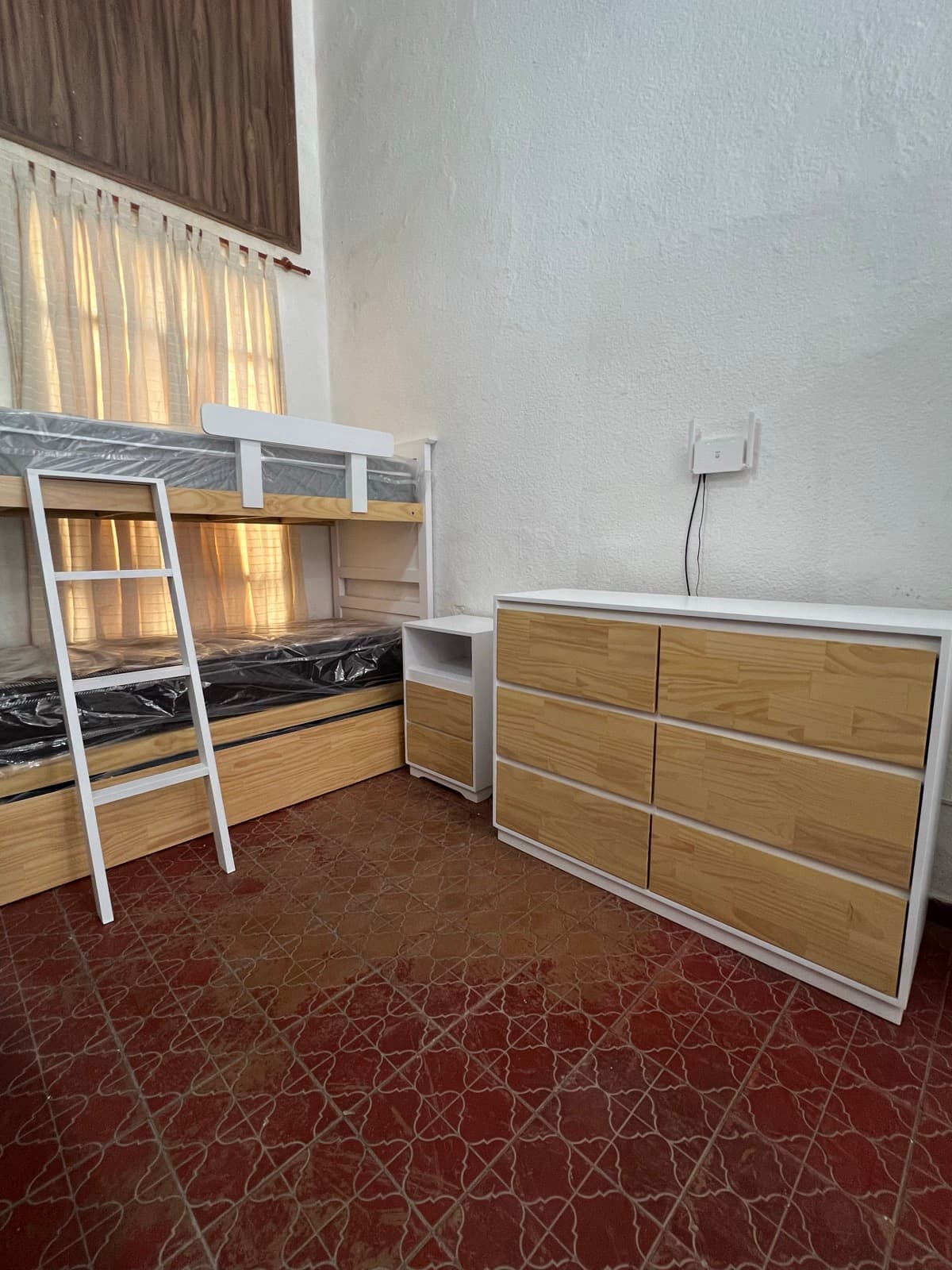 Cómoda Laqueada cajones abiertos