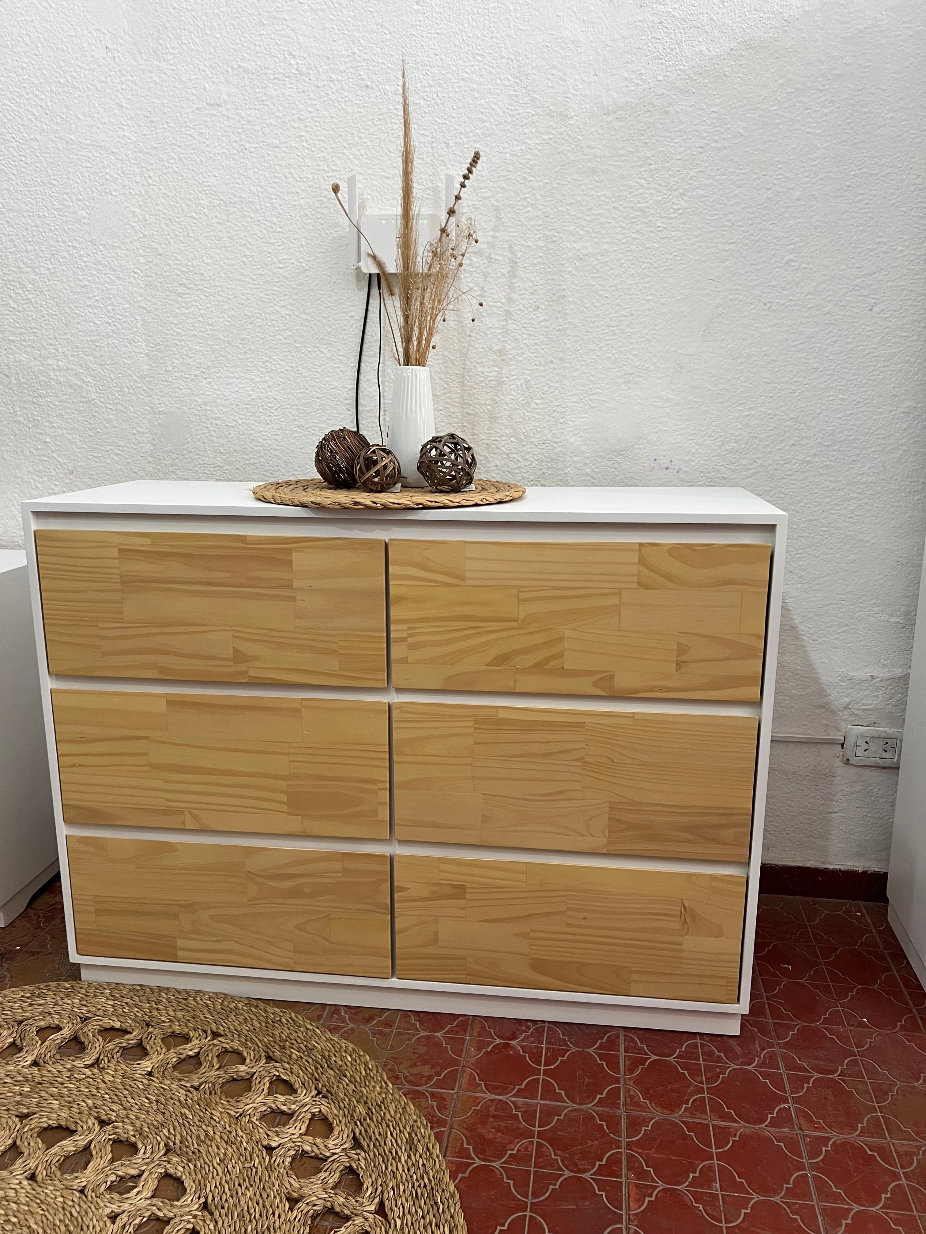 Cómoda Laqueada lateral