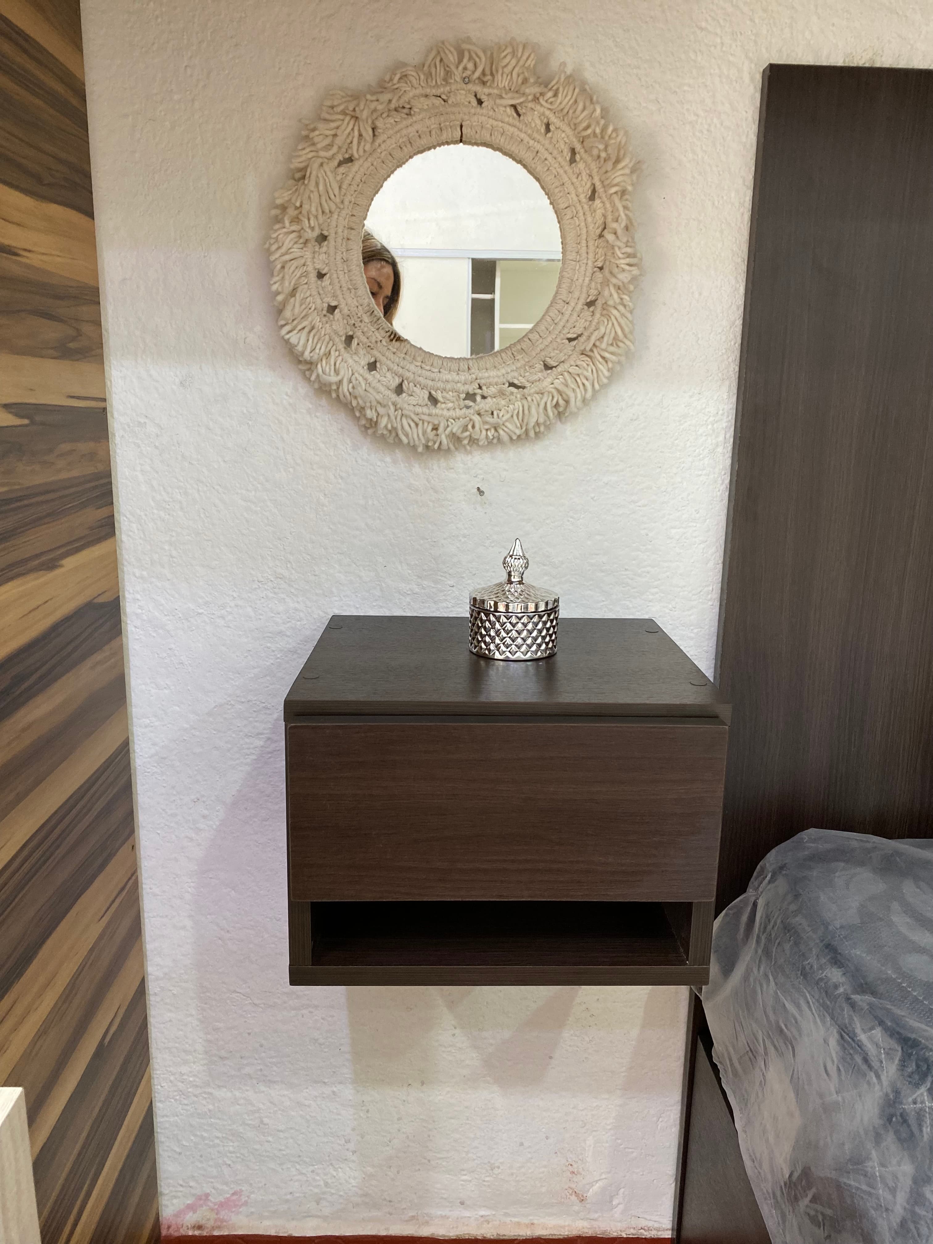 Mesa de Luz Flotante montada en pared