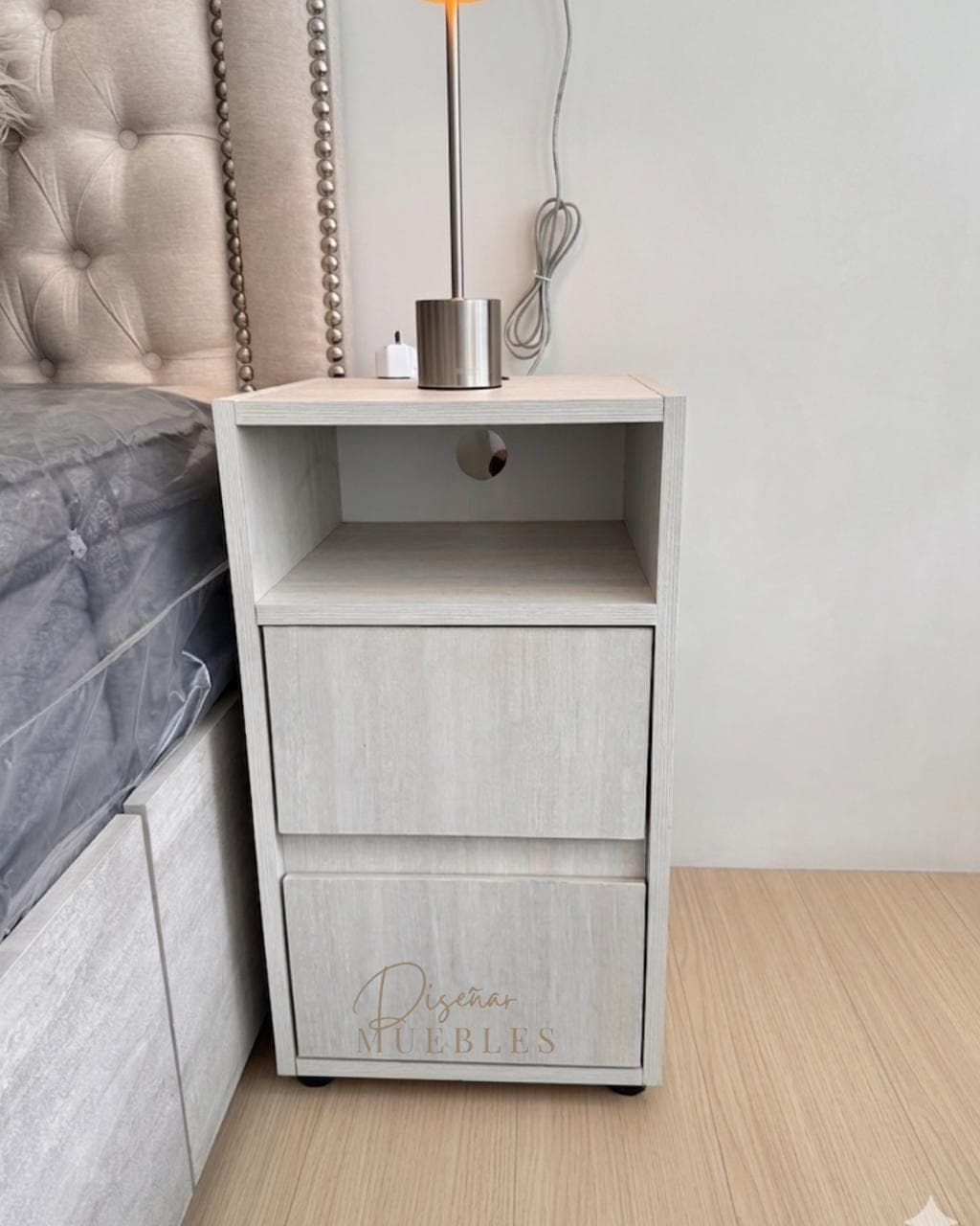 Mesa de Luz Moscú junto a cama