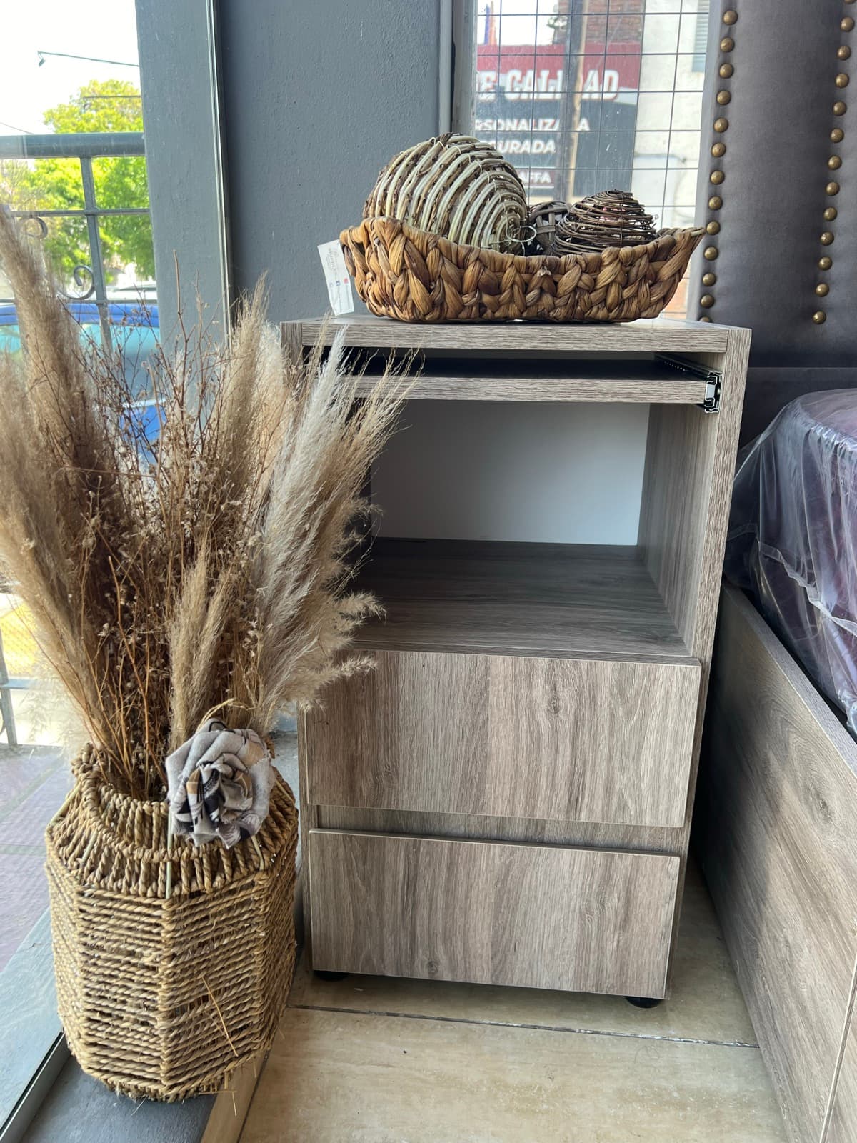 Mesita de Luz Desayunadora showroom