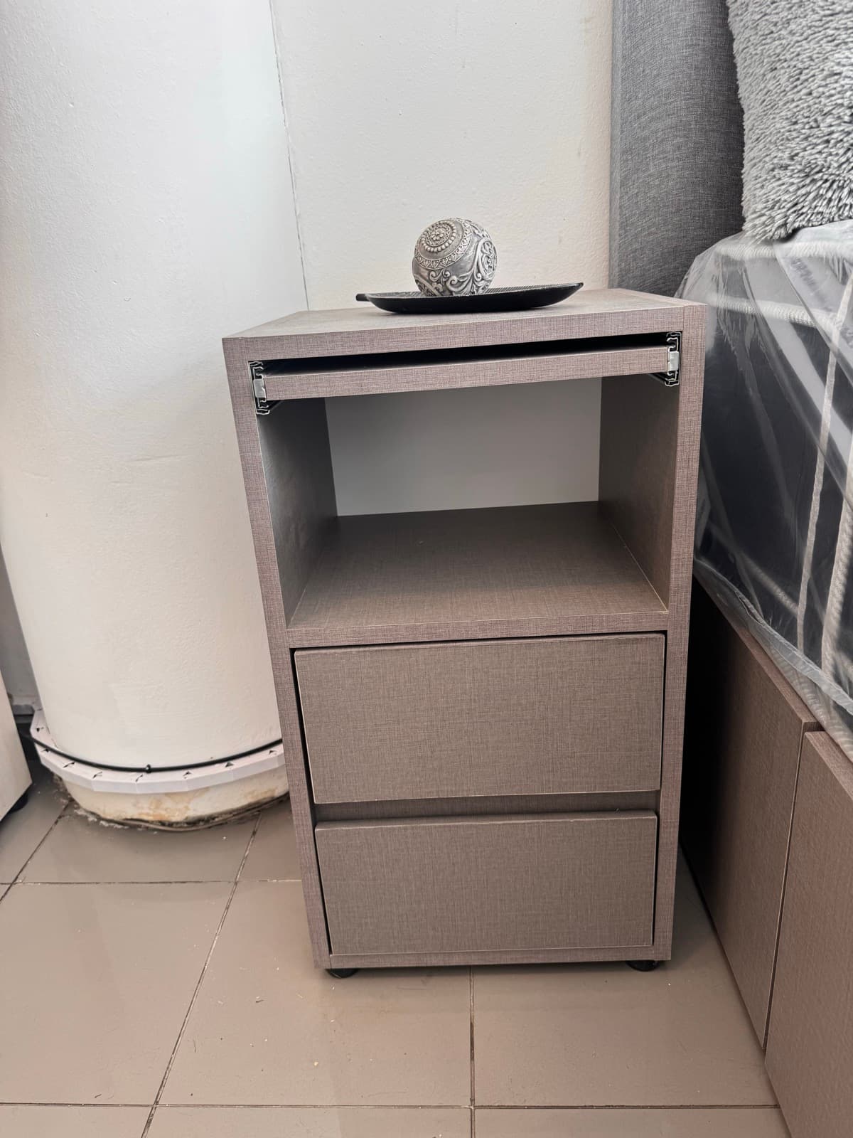 Mesita de Luz Desayunadora en dormitorio