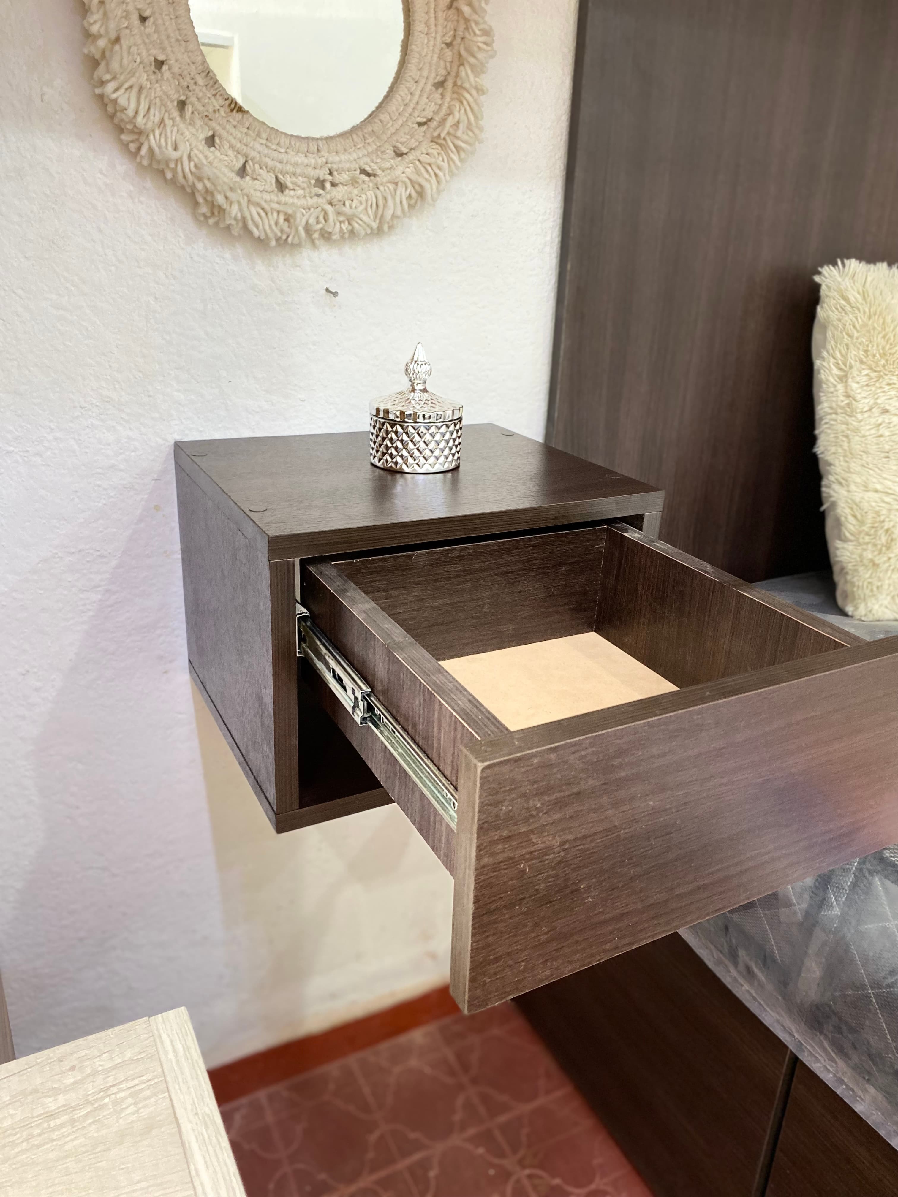 Mesa de Luz Flotante con cajón abierto